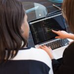 Serorang Wanita Menjelaskan tentang Website SEO Friendly kepada temannya