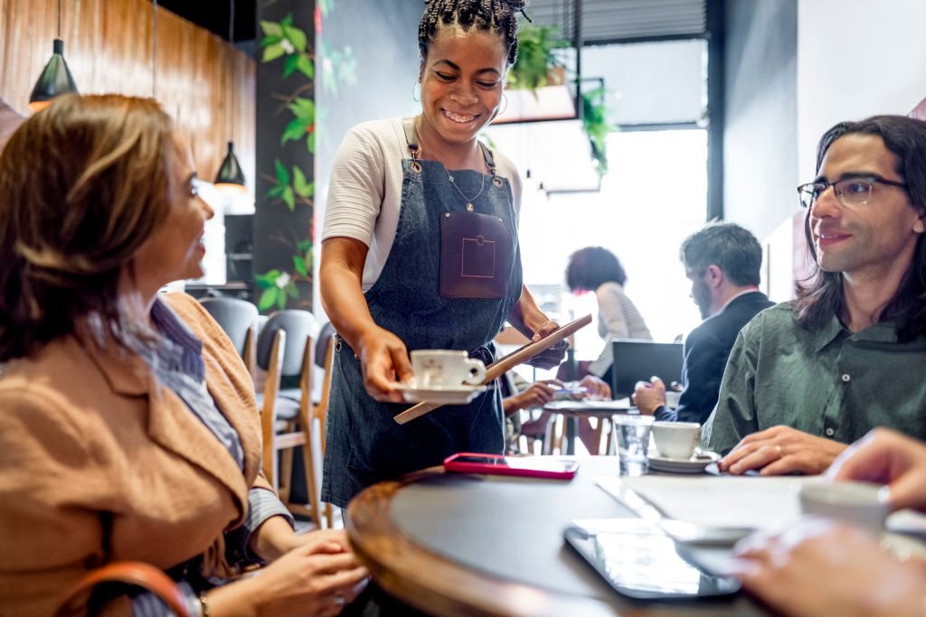 Barista Menyajikan Kopi dengan Senyuman