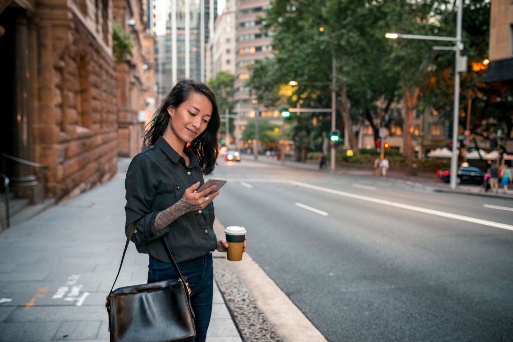 Pebisnis Wanita Bertato Sedang Melihat Notifikasi Pada Smartphone