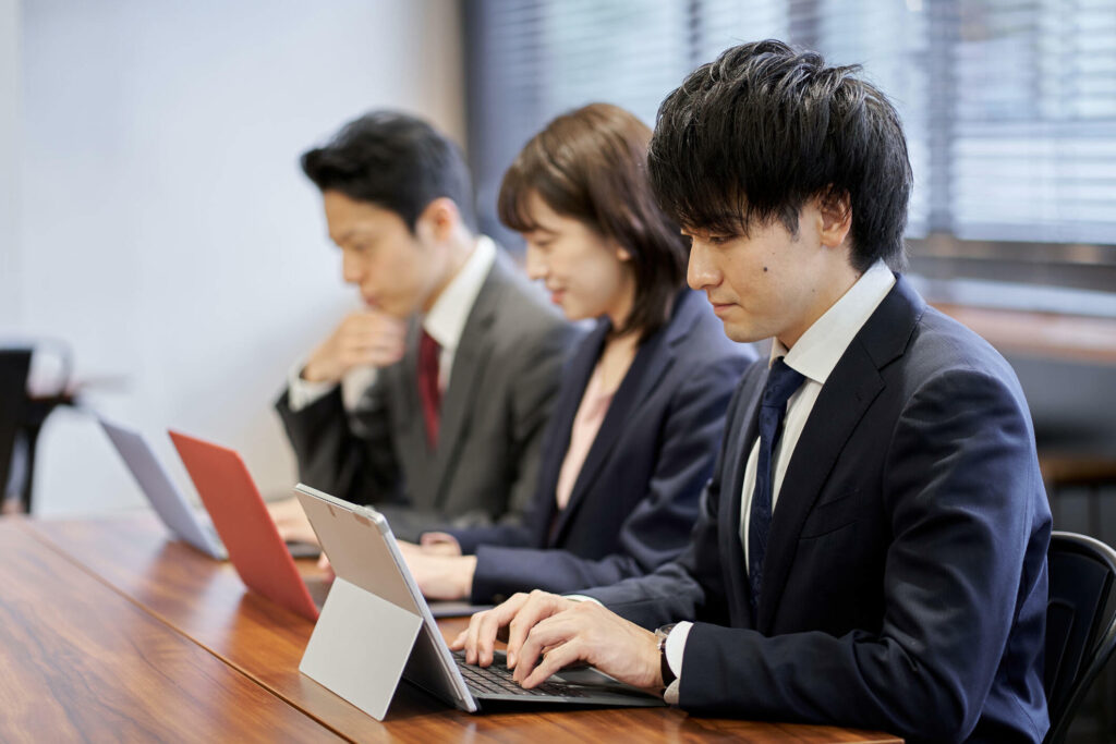 Orang Jepang yang Sedang Fokus Pada Detail Pekerjaannya